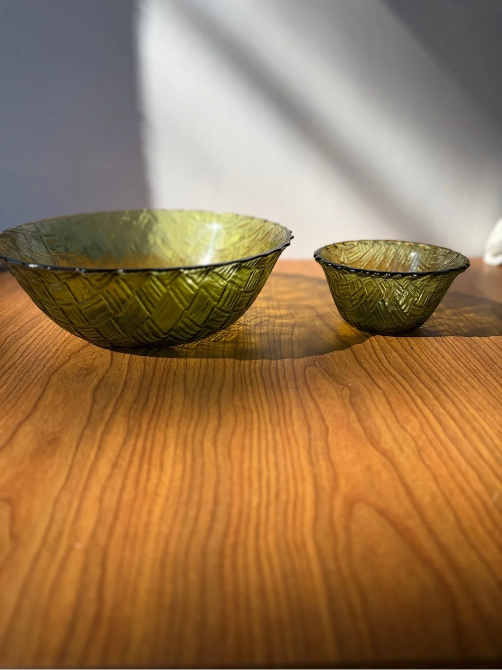 Indiana Glass Avocado Green Weavetex Glass Serving Chips and Dip Bowls